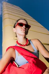 Collar de cuentas esféricas grandes, alternando colores turquesa y naranja quemado.