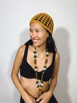 Gorro tipo casquete rojo tejido al crochet con diseño calado.