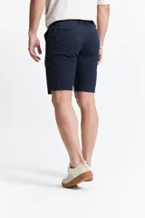 Bermuda color beige de corte chino, con presillas para cinturón y logo bordado. Confeccionada en algodón y spandex.