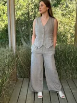 Chaleco blanco de lino con corte sastrero y botones de coco.