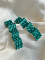 Aros colgantes con forma de cinta ondulada, color azul eléctrico, con apliques de strass.