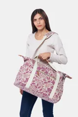 Bolso de lona estampado con detalles de cuero, con asas y correa ajustable.