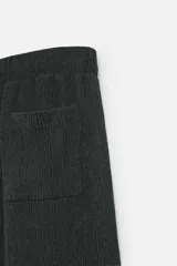 Pantalón negro de corte amplio con cintura elástica ajustable con cordón, bolsillos delanteros y detalle de bolsillo trasero de vivo.