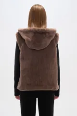 Chaleco marrón de piel sintética con capucha y cierre frontal con cremallera.