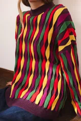 Buzo tejido con diseño de rombos en colores verde, rojo, amarillo y violeta.