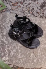 Sandalias de cuero color marrón con plataforma de goma negra.