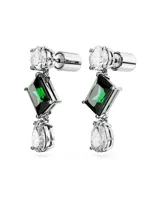 Par de aros colgantes con baño de rodio, adornados con circonitas Swarovski. Cuentan con una circonita redonda blanca en la parte superior, una circonita rectangular verde en el centro y una circonita blanca en forma de lágrima en la parte inferior.