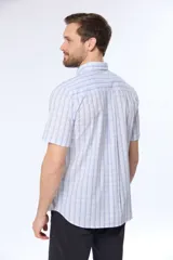 Camisa de manga corta con estampado a cuadros en tonos celeste y blanco.