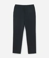 Pantalón de sastrería color gris claro, de corte recto y tobillero, con cintura elástica y cierre frontal.