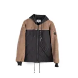 Campera negra con mangas marrones de piel sintética, capucha y cierre frontal.