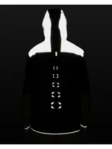 Campera deportiva impermeable Under Armour Halo Run Jacket, color gris con detalles en amarillo y azul marino. Cuenta con capucha, cierre frontal y bolsillos laterales con cierre.