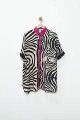 Vestido camisero con estampado de cebra, cuello camisero con vivos fucsia y corte holgado.