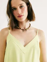 Musculosa de mujer color verde lima, con escote en V pronunciado y tirantes finos.