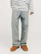 Jean de denim celeste con corte relajado, tiro alto y estilo urbano. Diseño clásico de cinco bolsillos con cierre de botón. Fit baggy con amplitud en muslos, rodillas y botamanga. Acabado stonewash con aspecto desgastado y vintage.