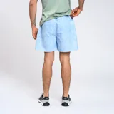 Short de baño estampado en tonos oscuros, con cintura elástica y diseño ligero.