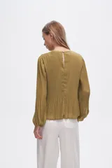 Blusa color verde oliva de poliéster con textura plisada, corte holgado, cuello redondo y mangas largas con puños elásticos.