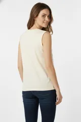 Musculosa blanca de algodón con estampado de una pimienta y la palabra "Pimienta" en letras rosas, amarillas y verdes. Tiene cuello redondo y sisas amplias.