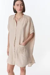 Vestido camisero celeste de lino con cuello mao, manga corta con detalle de calado y bolsillo de crochet.