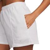 Short deportivo Nike color gris claro melange, de corte holgado y tiro alto con cintura elástica. Presenta un pequeño logo Swoosh bordado en color dorado pálido en la parte inferior delantera.