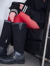 Bota de caña alta confeccionada en lona en la parte de la caña y en cuero el mocasín. Ajuste con hebilla cruzada y plataforma de 4cm de altura.