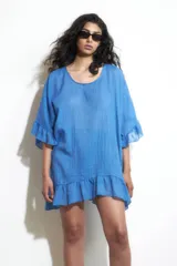 Túnica azul francia de corte holgado, con cuello redondo y mangas cortas con volados.