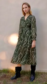 Vestido midi de gasa estampada en tonos verde y blanco, con escote en V y mangas largas con elástico en los puños.