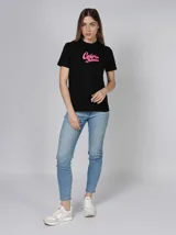 Remera negra de algodón con cuello redondo y logo Calvin Klein estampado en color fucsia. Corte clásico de manga corta.