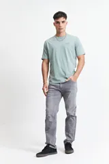 Pantalón de jean azul oscuro, corte recto, tiro medio, con bolsillos delanteros y traseros, y presillas para cinturón.