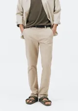 Pantalón de vestir azul marino, de corte slim fit, con bolsillos laterales y traseros.