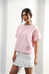 Remera azul marino de algodón con cuello redondo blanco y mangas cortas con bordado blanco.