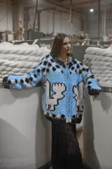 Cardigan de lana tejido a mano en Uruguay, de calce holgado, con cuello a la base y puños.