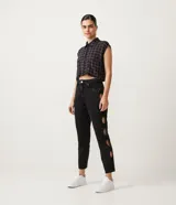Blusa cropped musculosa de viscosa con estampado de cuadros, cuello camisero y abotonadura frontal.