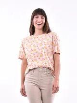 Remera blanca con estampado de ojos y pestañas en negro.