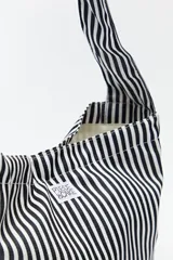 Bolso de hombro con estampado de rayas verticales celestes y blancas.