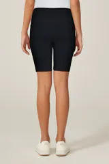Short deportivo negro de tiro alto, corte ajustado y largo a medio muslo.