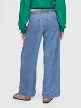 Pantalón de jean celeste, corte ancho, con cintura elástica y bolsillos laterales.