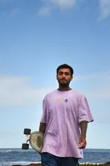 Remera blanca de algodón premium con mangas cortas y estampado de tres flores en el pecho.