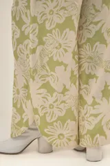 Pantalón ancho con pinzas en el frente, bolsillos laterales y elástico en la cintura.