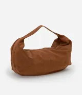 Bolso hobo grande de gamuza color marrón con cierre de cremallera y correa ancha para el hombro.