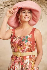 Vestido midi con estampado floral en tonos terracota, con escote cuadrado, sin mangas, corte a la cintura con cinturón de rafia y falda con vuelo.