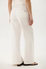 Pantalón de lino azul marino de corte recto con cintura alta y cordón ajustable. Presenta costuras en contraste color blanco.