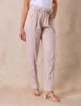 Pantalón de lino color amarillo con pretina ancha, pasadores y lazo de ajuste.