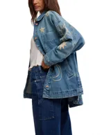 Chaqueta de algodón con bordados de sol, estrella y luna. Tiene cuello monocolor, bolsillos en el pecho y en el bajo, cierre de botones completo y hombros caídos.