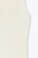 Top blanco de escote asimétrico con un solo tirante ancho.