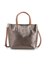 Cartera tipo tote de cuero sintético color peltre, con doble asa corta color camel y correa larga extraíble y regulable. Tiene logo metálico de la marca en el frente, cierre central con broche metálico y bolsillo interno con cierre.