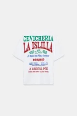 Camiseta blanca de algodón con cuello redondo y estampado frontal con el logo de la cevichería "La Islilla" en verde y rojo.