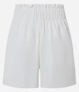 Short de cintura alta color blanco, confeccionado en viscolino, con cintura elástica en la espalda y cinturón incorporado con hebilla de media luna y tira doble para lazo.