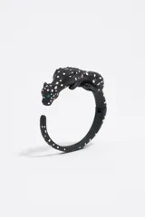Pulsera rígida negra con forma de pantera con incrustaciones de strass blancos y rosados.