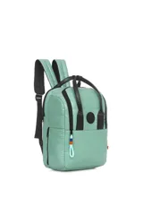 Mochila negra con diseño acolchado, doble asa de mano y correas de hombro regulables. Tiene un bolsillo frontal con cierre y detalles de tiras de colores.