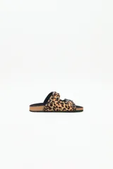 Sandalia tipo birkenstock de pelo con estampado animal print (leopardo), con dos tiras ajustables con hebillas negras y tachas metálicas negras. La plantilla es de corcho y la suela de goma eva.